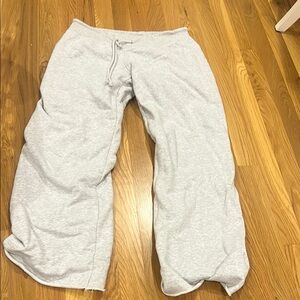In great condition wide leg tie brandy Melville sweatpants